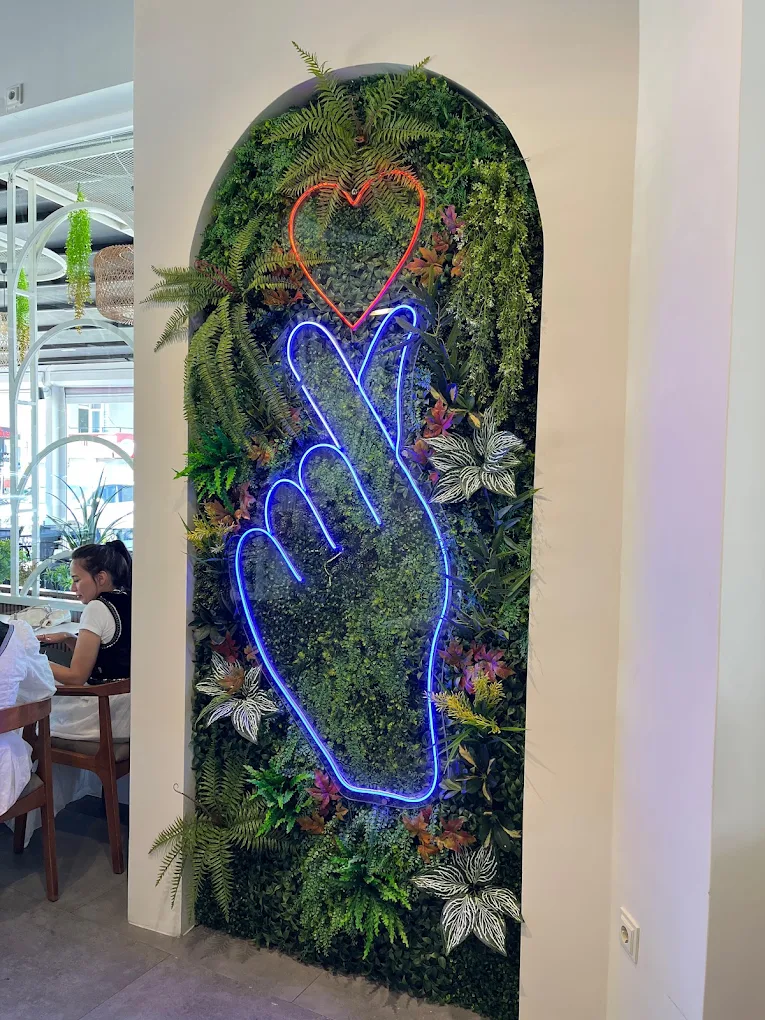 Botanik duvar üzerinde neon uygulaması