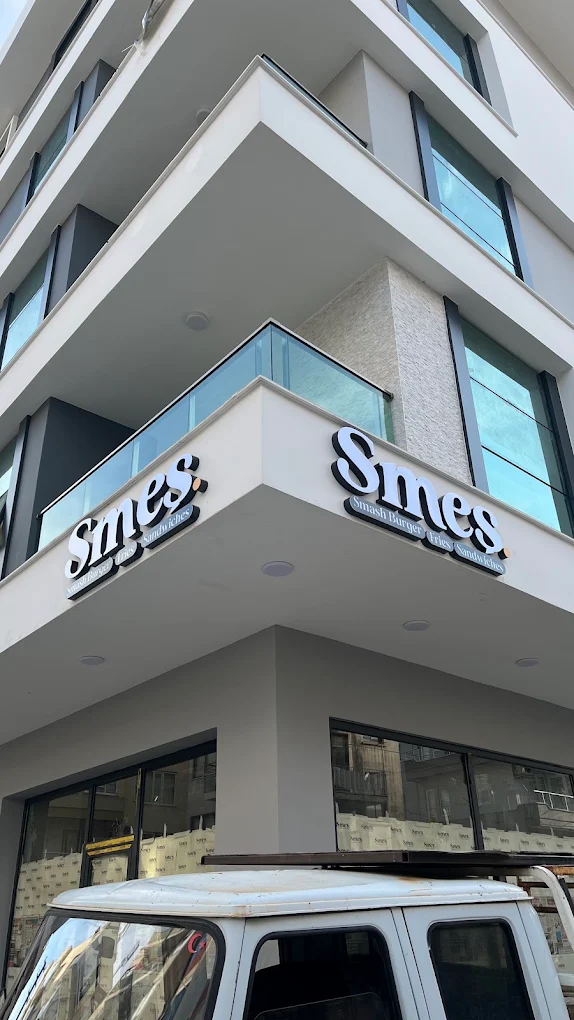 Smeş Burger mağazası kutu harf cephe uygulaması