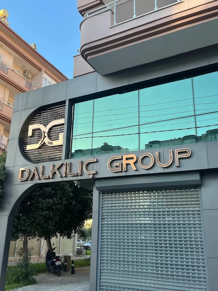 Dalkılıç Group binasındaki rose gold kutu harf tabela uygulamamız